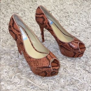 Pink snake print pumps